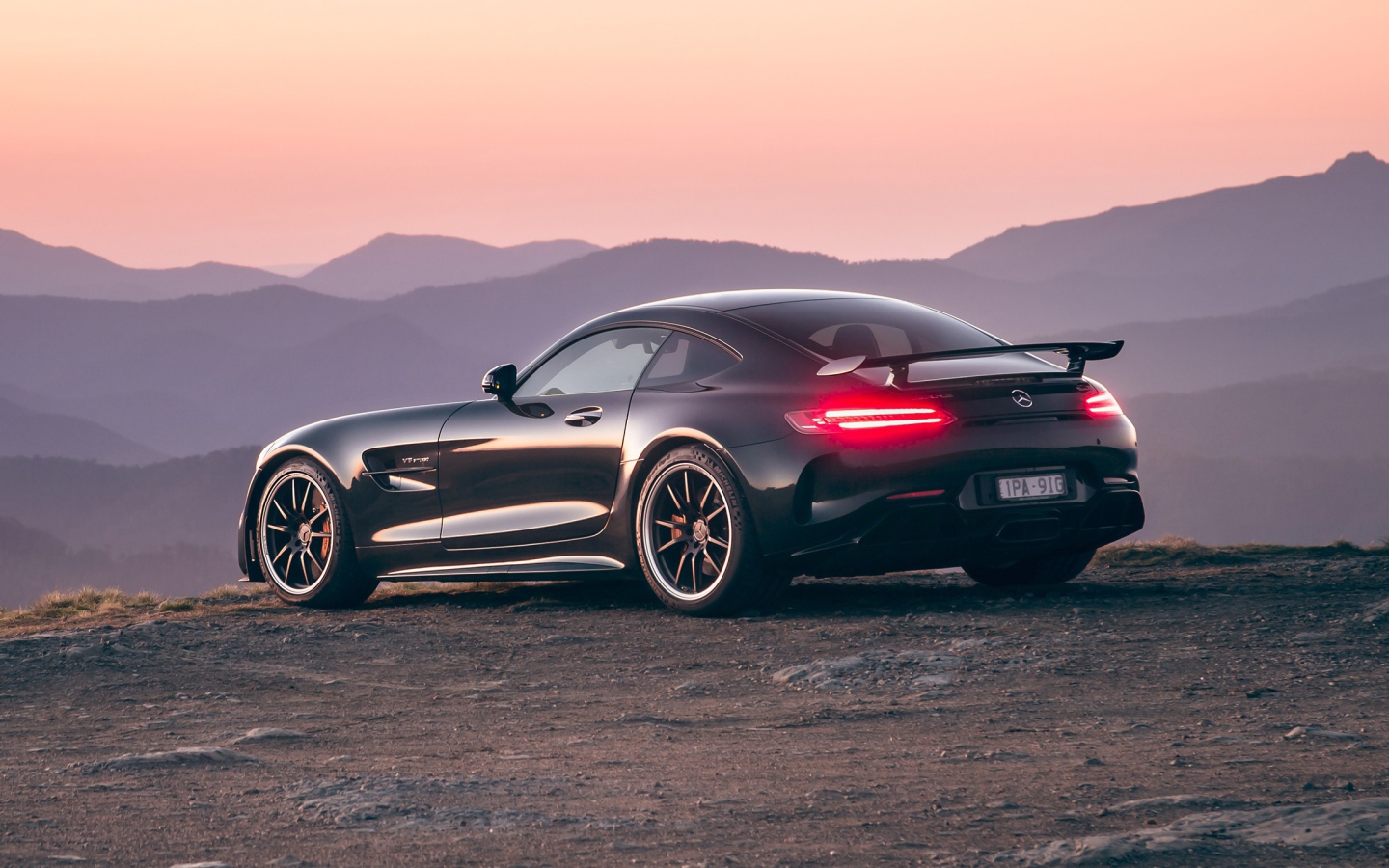 Черный автомобиль Mercedes-AMG GT R 2020 года на фоне гор 