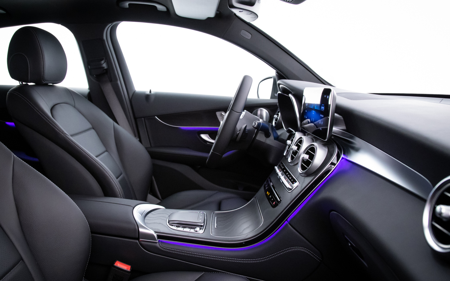 Черный кожаный салон автомобиля Mercedes-Benz GLC 300, 2019 года