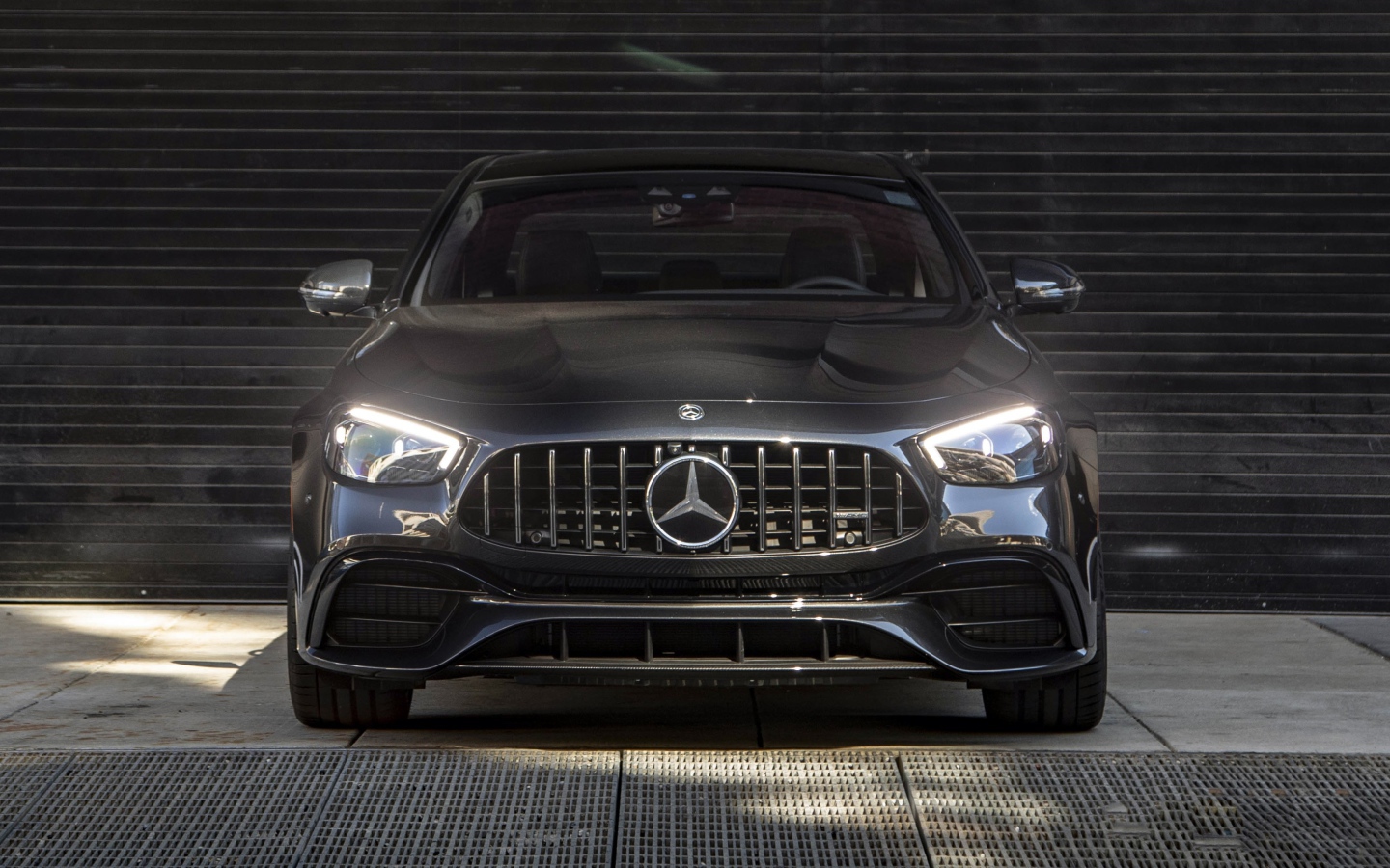 Автомобиль Mercedes-AMG E 63 S 4MATIC+, 2021 года с включенными фарами вид спереди