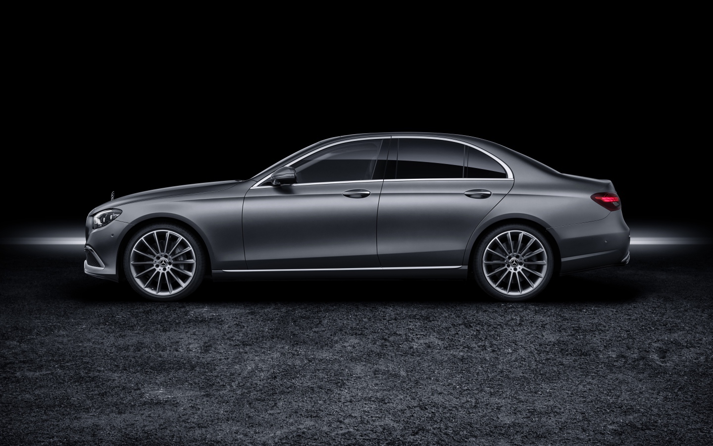 Серебристый автомобиль Mercedes-Benz E-Klasse 2020 года на черном фоне