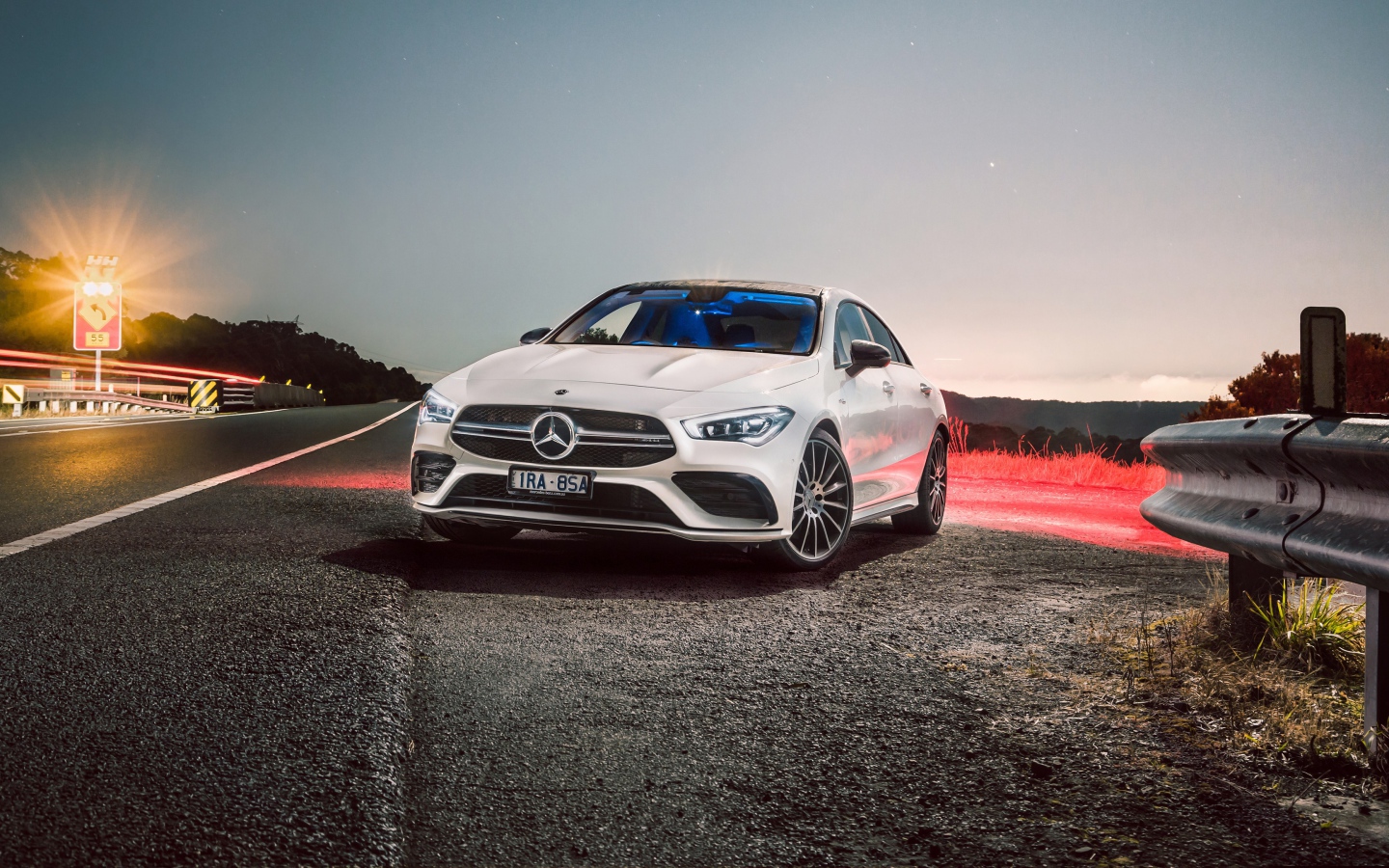 Белый автомобиль Mercedes-AMG CLA 35 4MATIC 2020 года на трассе ночью 