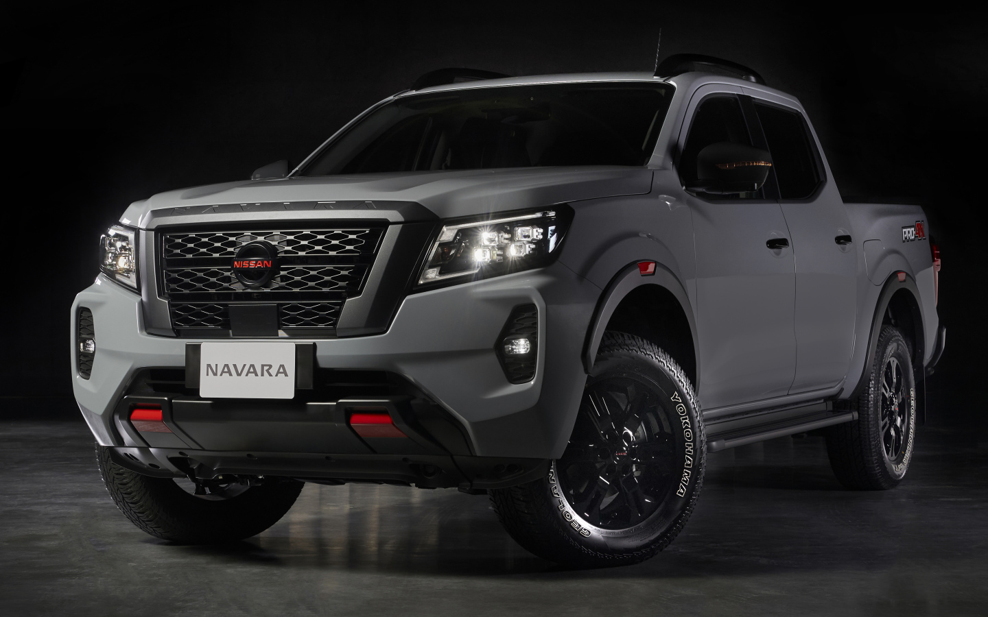 Пикап Nissan Navara PRO-4X 2021 года на черном фоне