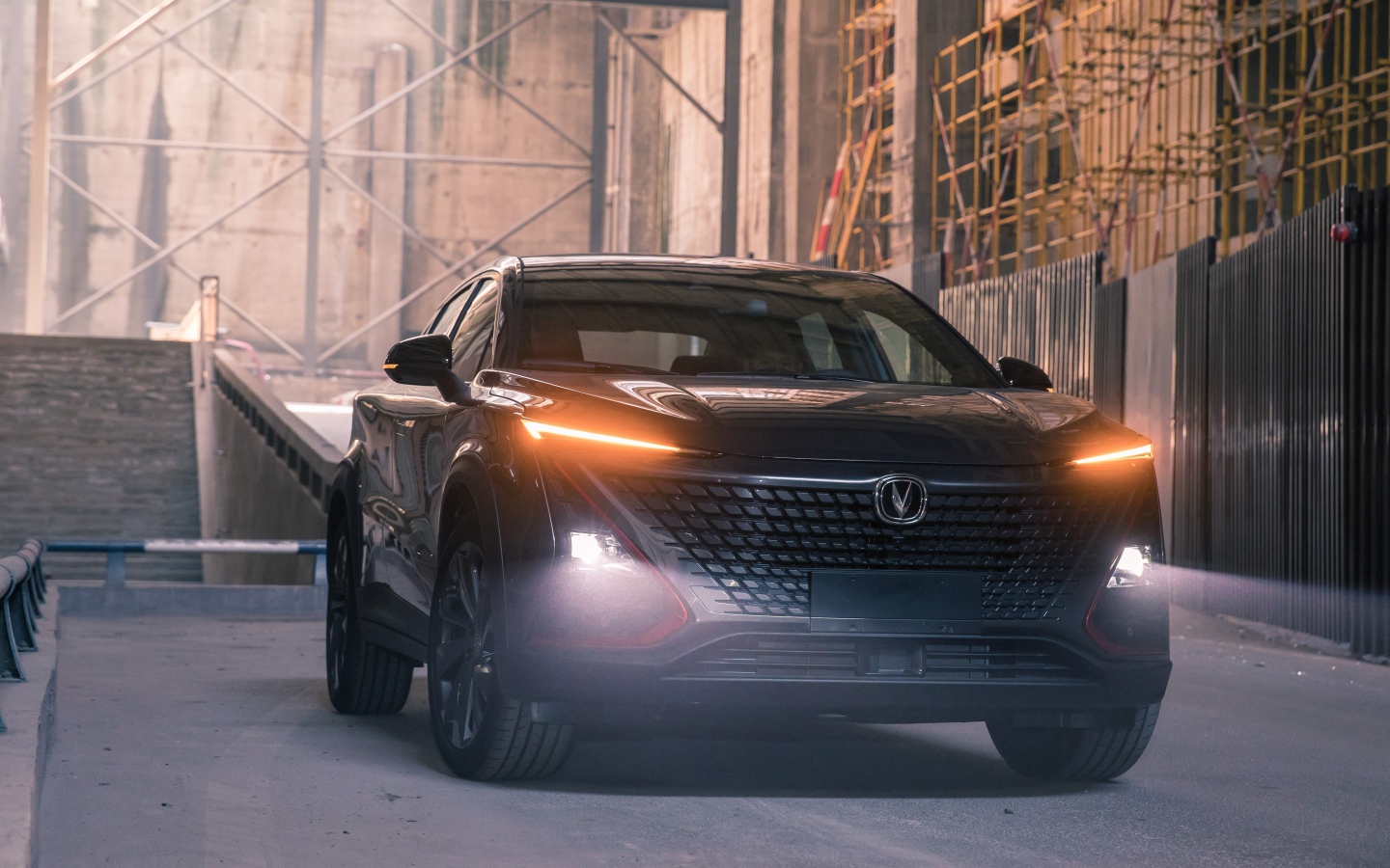 Черный автомобиль Changan UNI-T 2020 года с включенными фарами