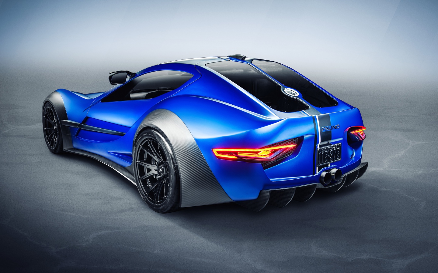 Автомобиль Felino CB7R 2020 года на сером фоне