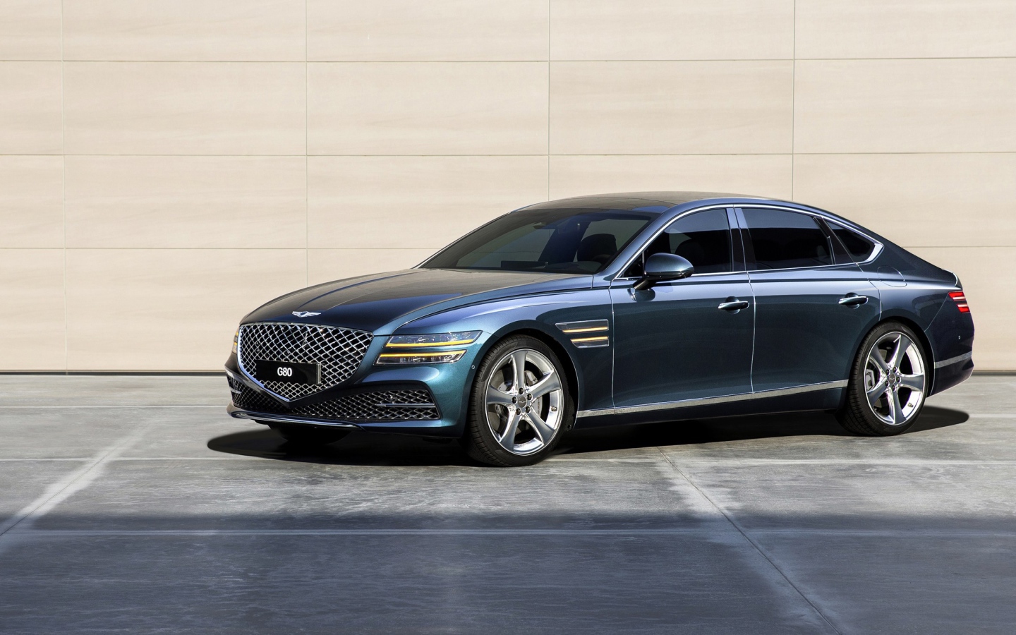 Автомобиль Genesis G80 AWD 2020 года у стены