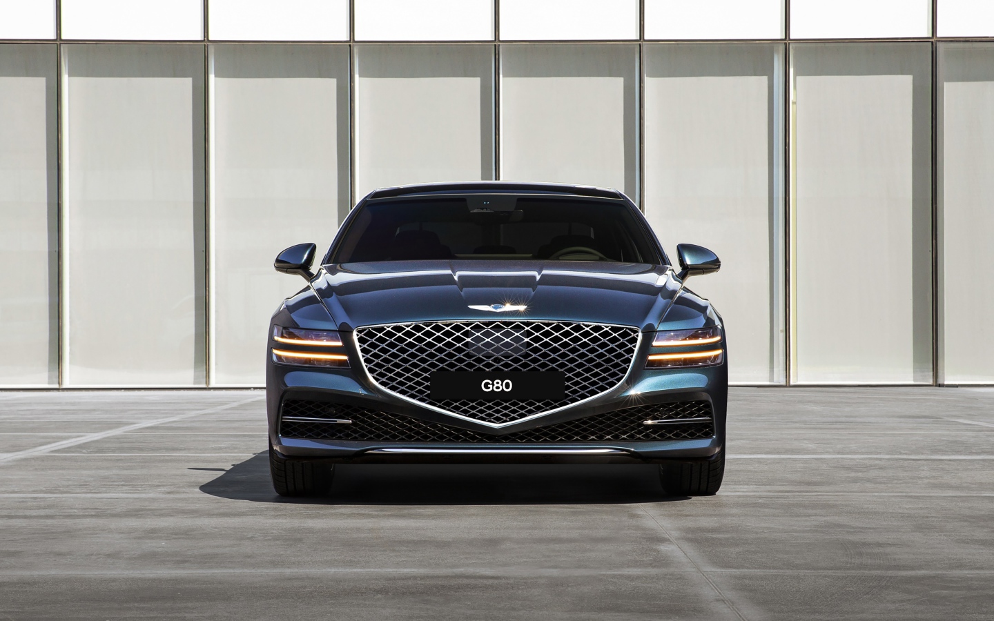 Автомобиль Genesis G80 AWD 2020 года в лучах солнца