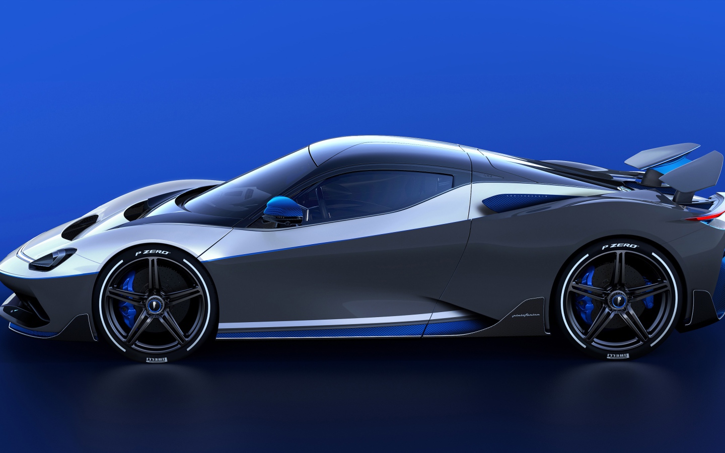Серебристый автомобиль Pininfarina Battista Anniversario 2020 года
