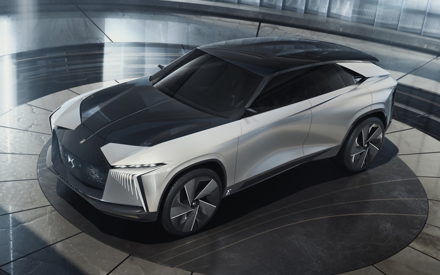 Серебристый внедорожник DS Aero Sport Lounge 2020 года на выставке 