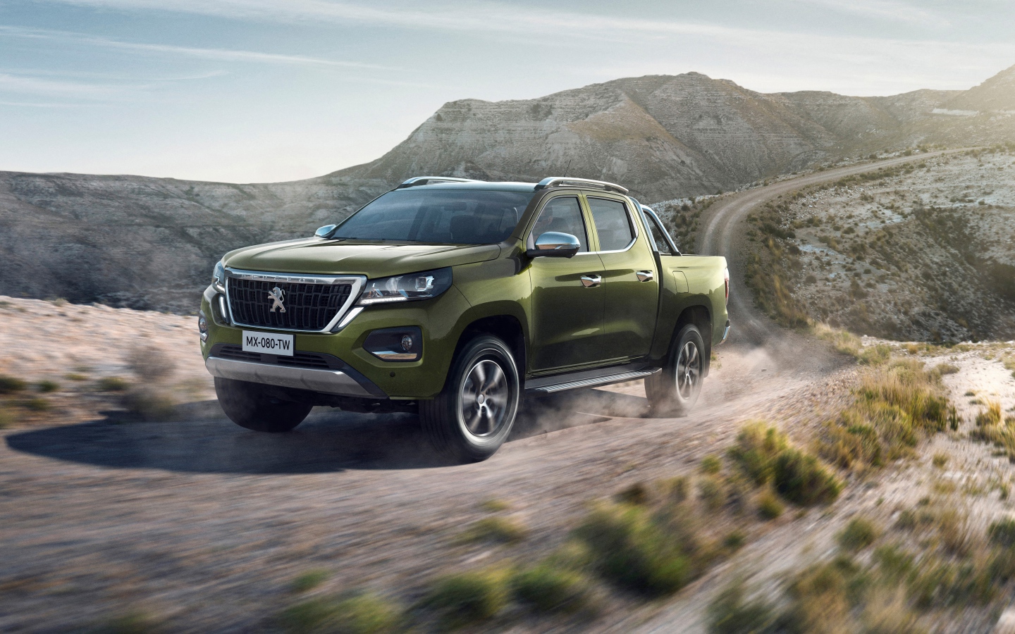 Внедорожник Peugeot Landtrek, 2020 года на горной дороге