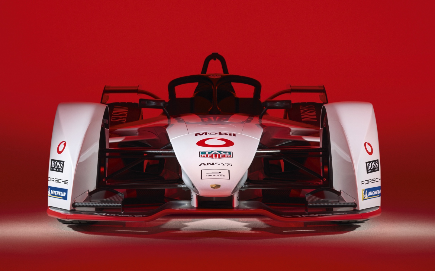 Гоночный автомобиль Porsche 99X Electric 2019 года вид спереди