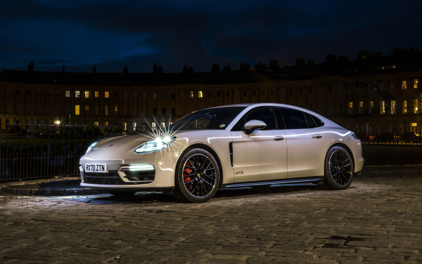 Автомобиль Porsche Panamera GTS 2020 года на улице ночью