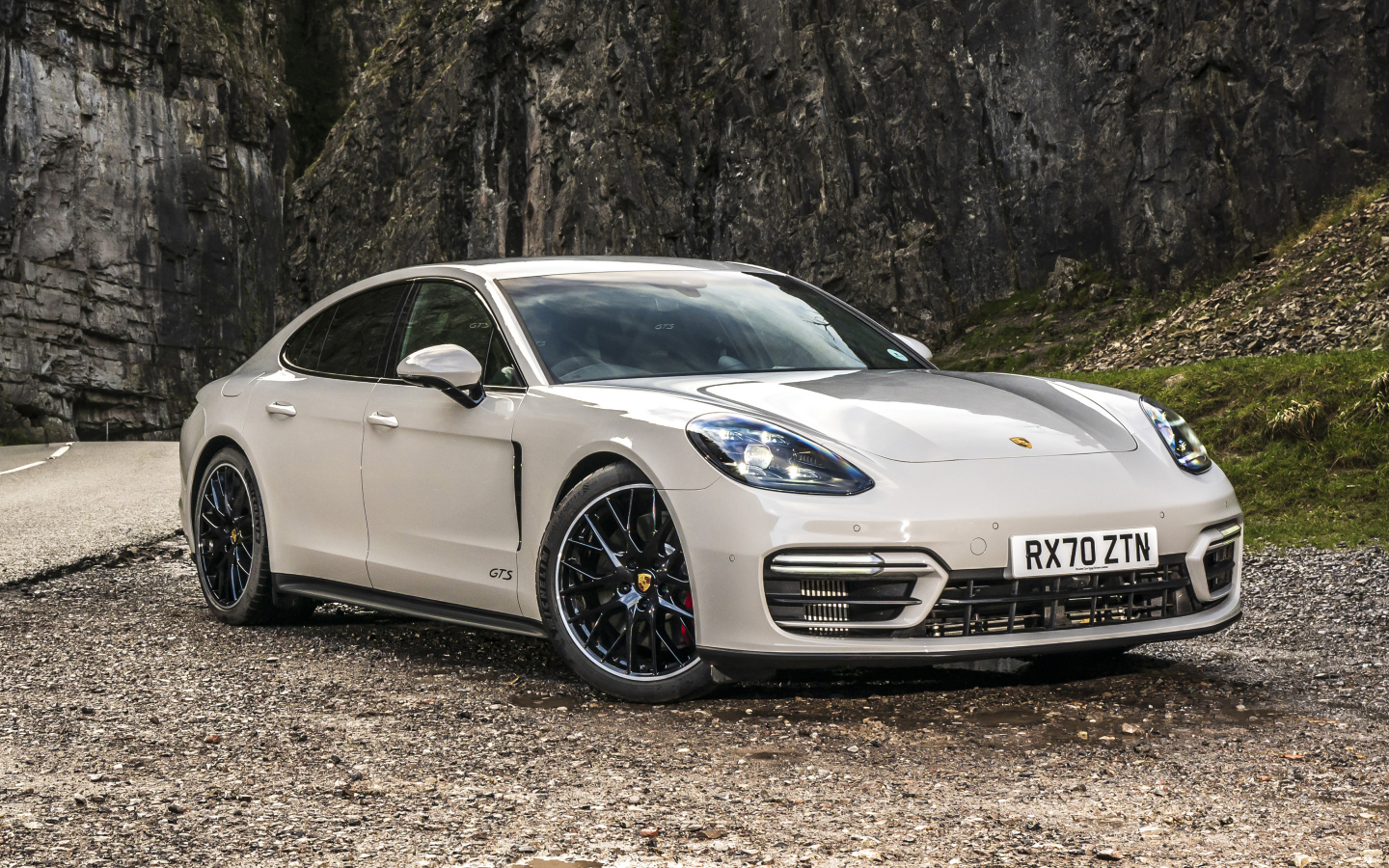 Автомобиль Porsche Panamera GTS 2020 года в горах