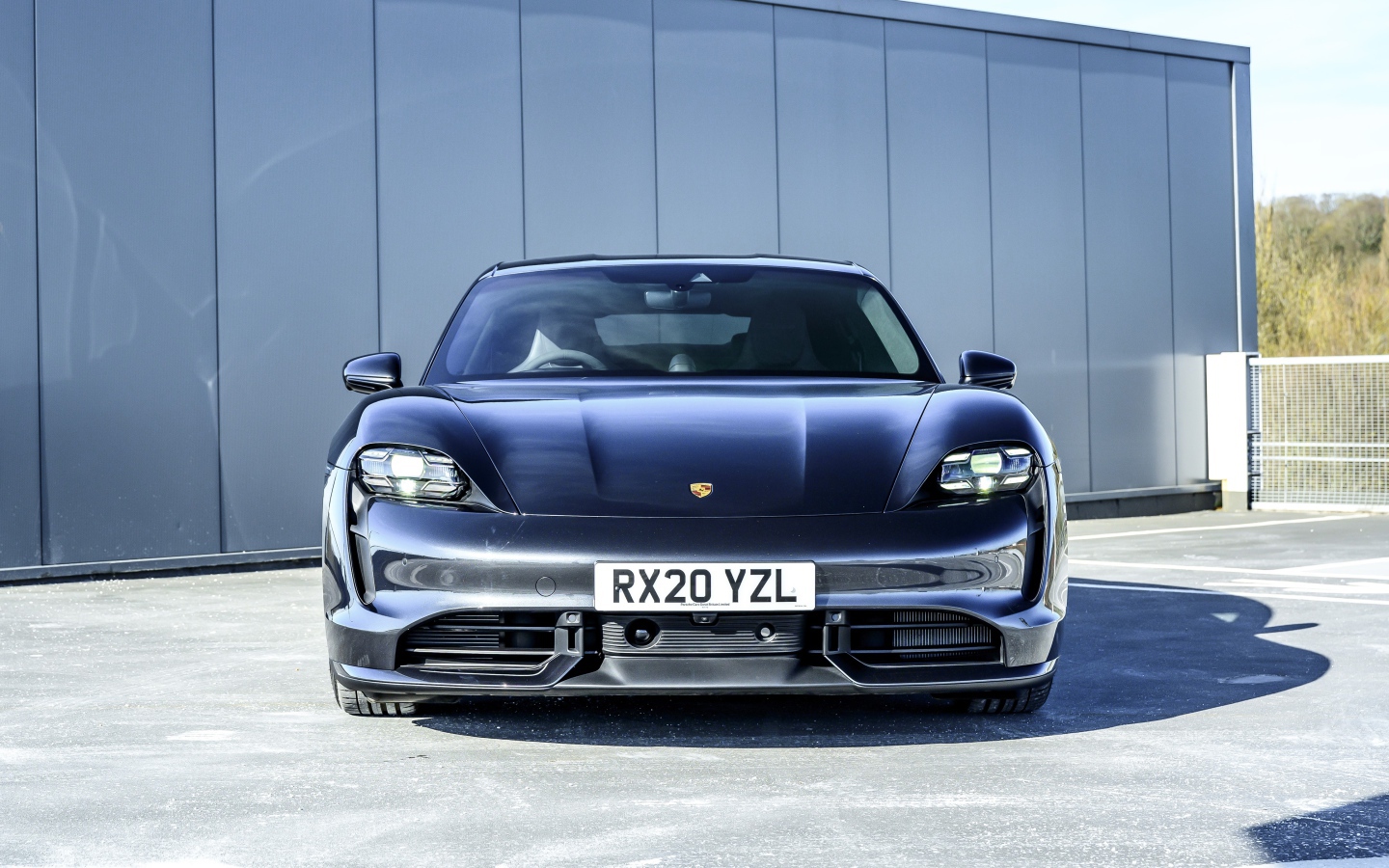 Автомобиль Porsche Taycan Turbo 2020 года вид спереди