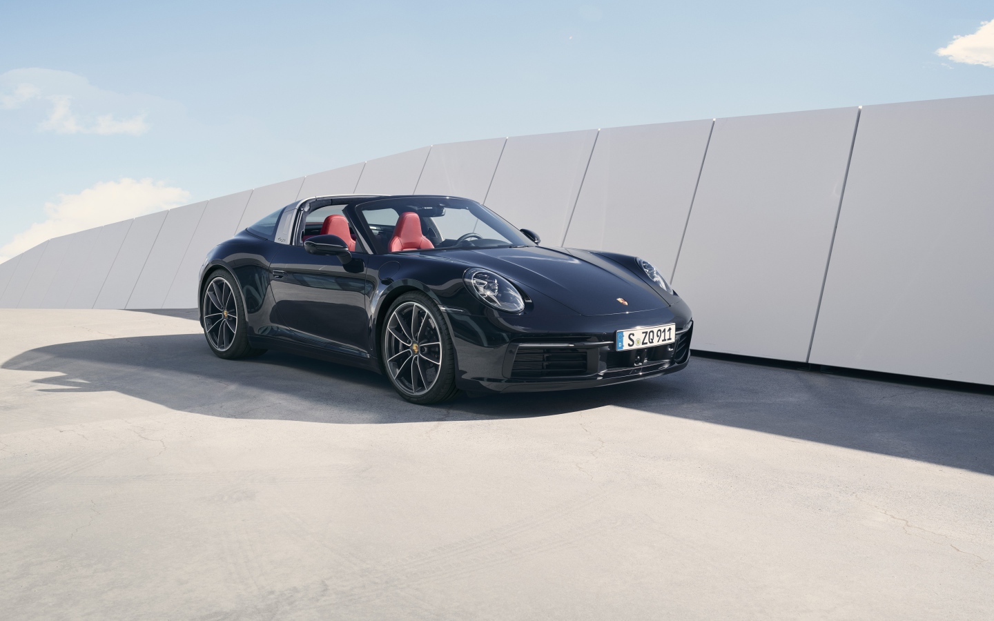 Черный Porsche 911 Targa 4S 2020 года в лучах солнца