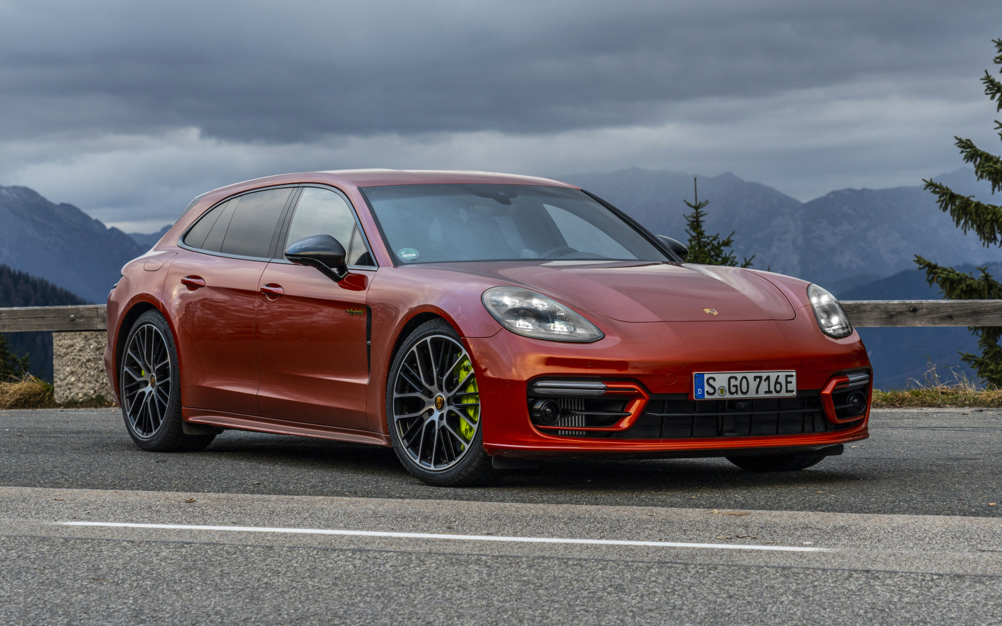 Автомобиль Porsche Panamera 4 E-Hybrid, 2021 года