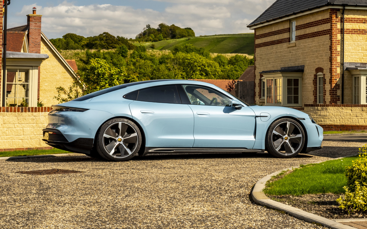 Автомобиль Porsche Taycan 4S 2021  года вид сбоку