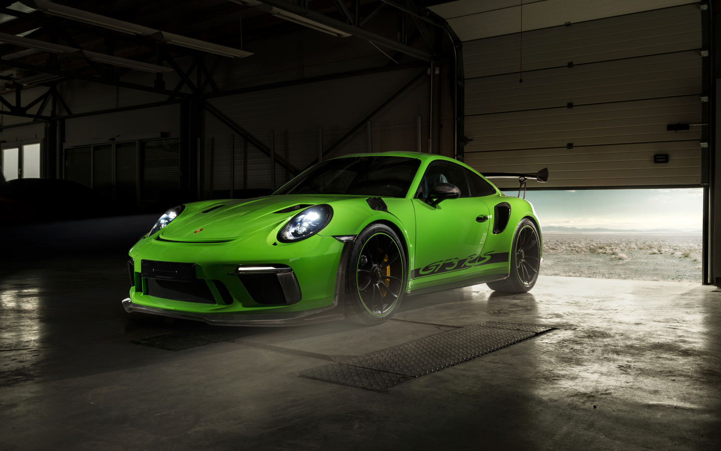 Зеленый автомобиль Porsche GT3 RS в гараже