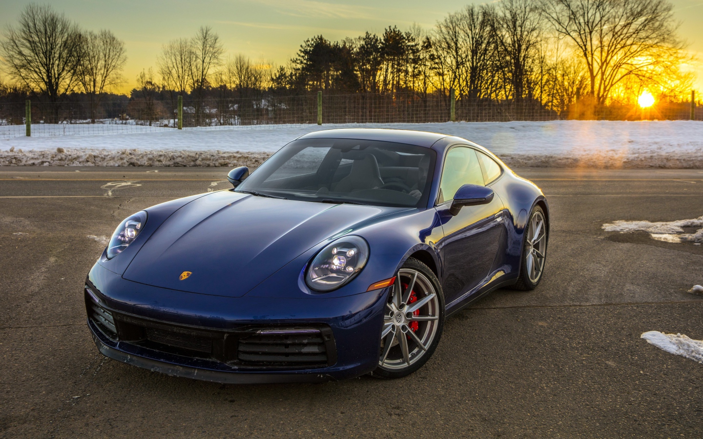 Автомобиль  Porsche 911 Carrera, 2020 года в лучах зимнего солнца