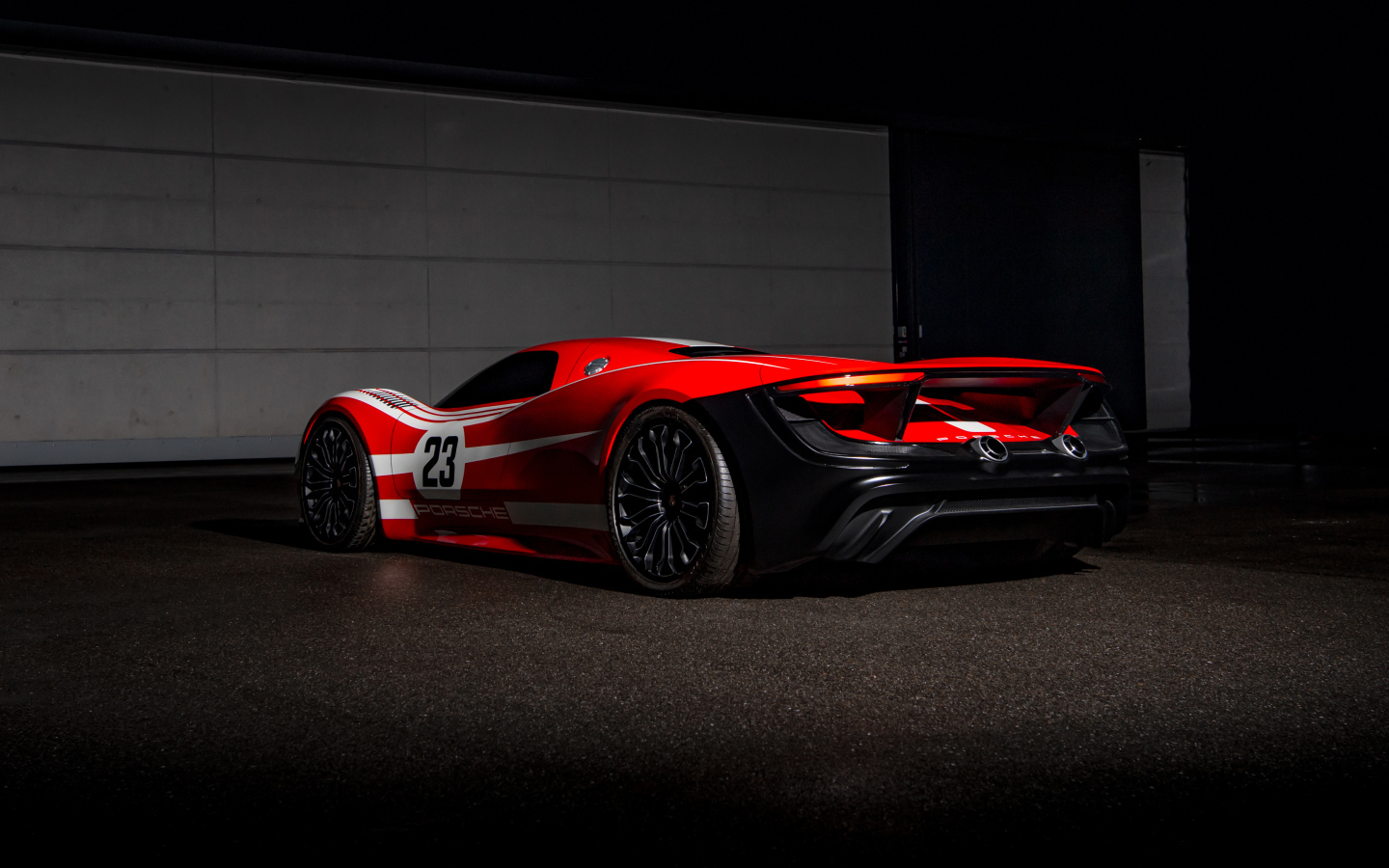 Красный гоночный автомобиль Porsche 917 Living Legend  вид сзади