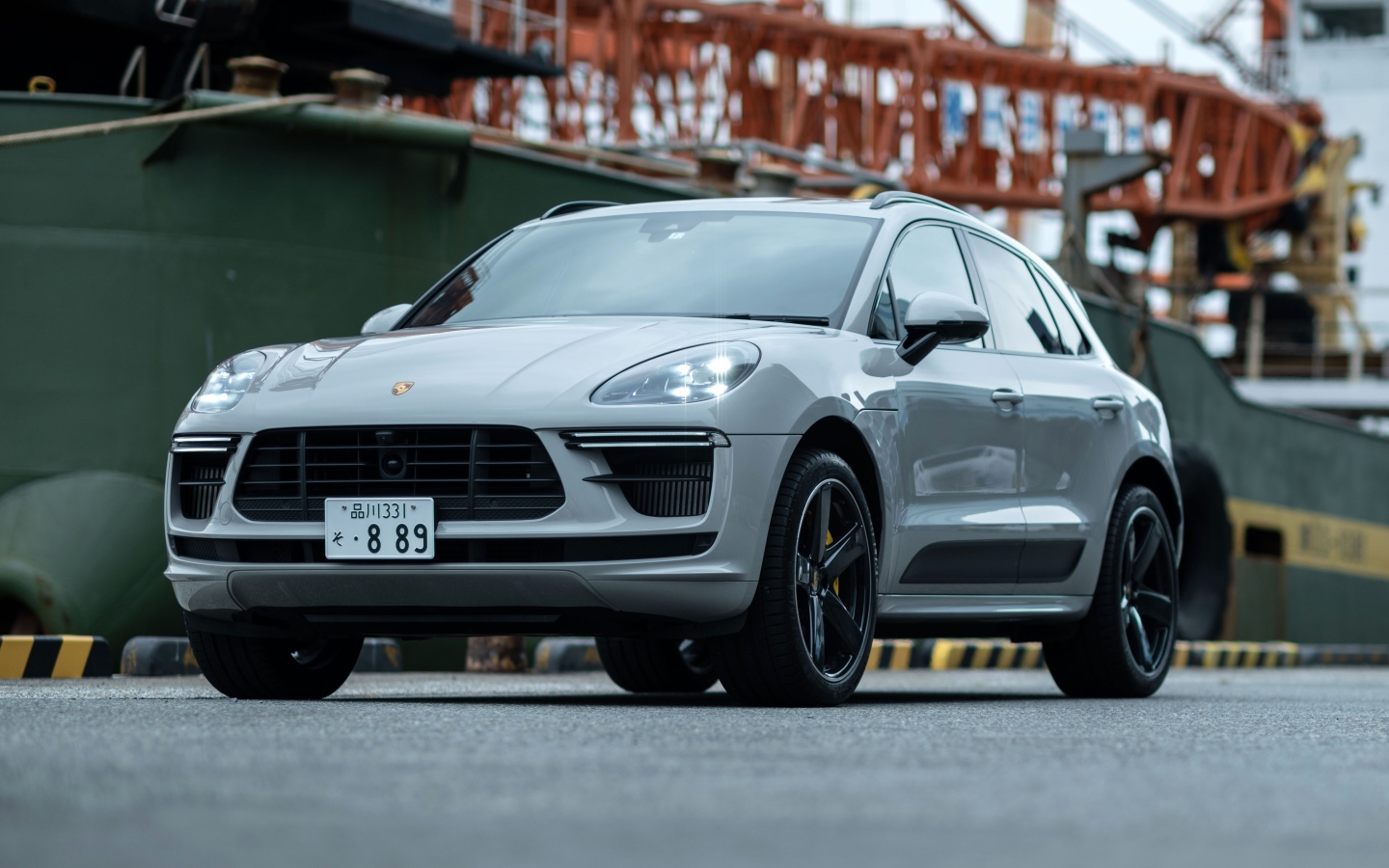 Серебристый Porsche Macan Turbo 2020 года в порту 