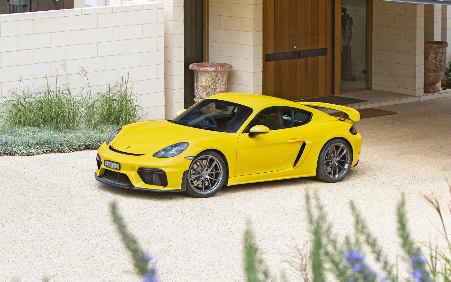Желтый автомобиль Porsche 718 Cayman GT4,  2020 года
