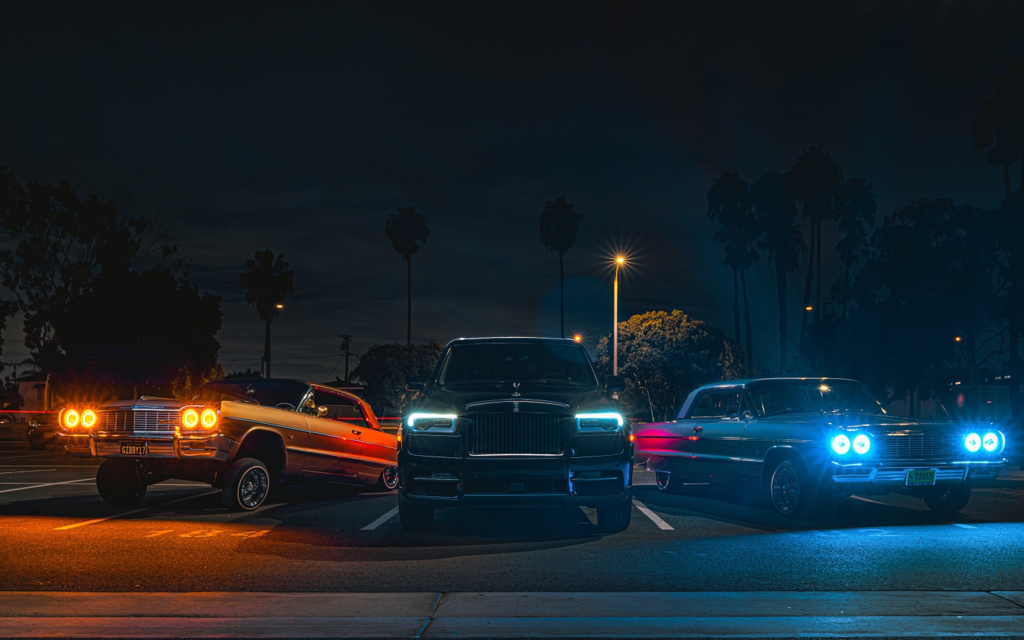 Автомобили Rolls-Royce Cullinan, 2020 года с включенным фарами