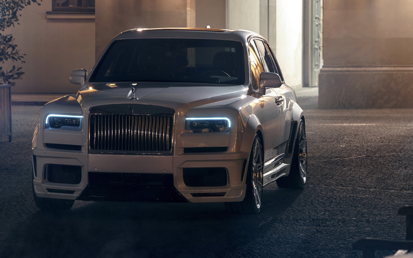 Белый автомобиль  Rolls-Royce Cullinan 2020 года в городе 