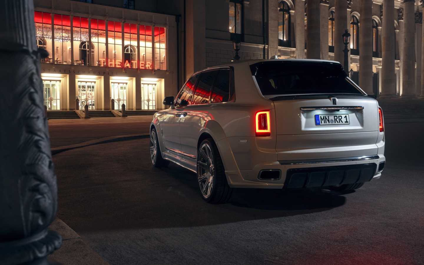 Белый внедорожник  Rolls-Royce Cullinan 2020 года вид сзади