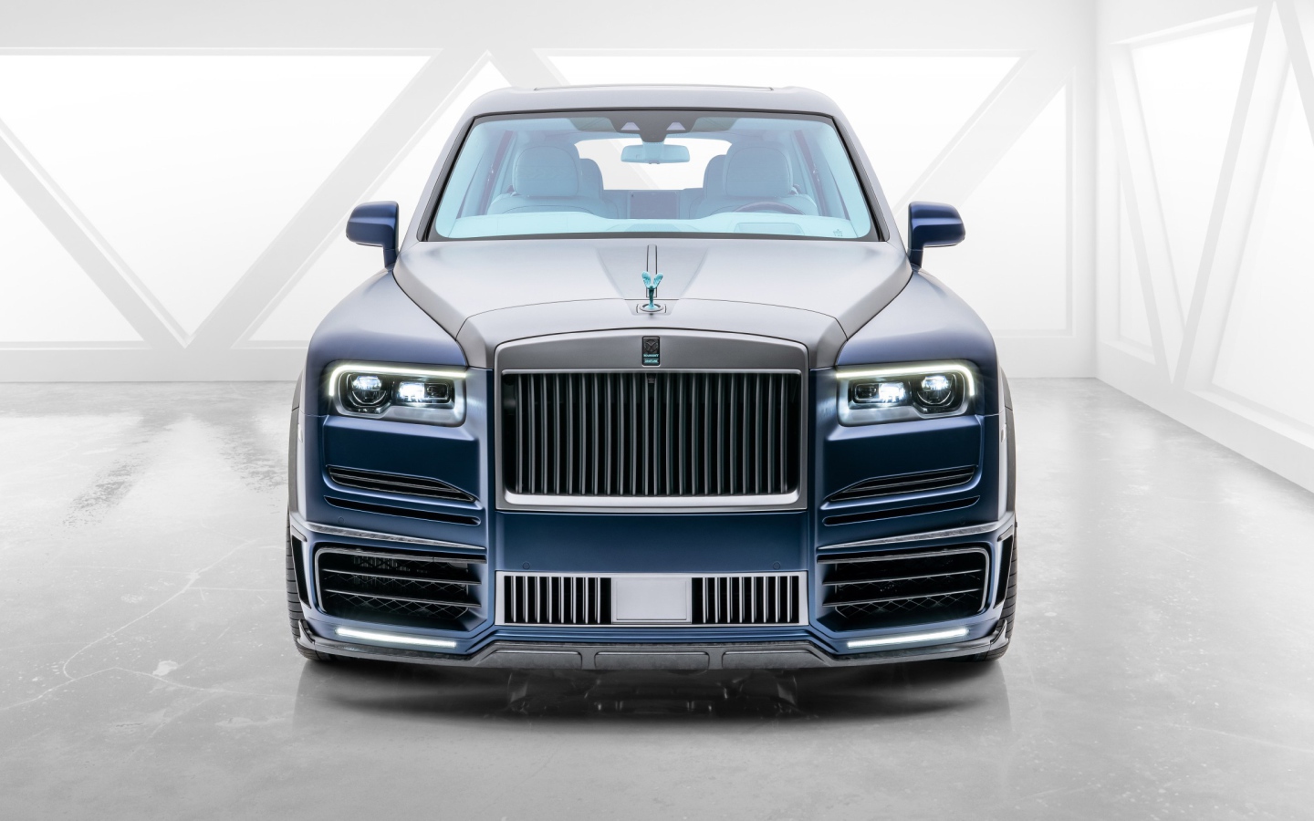 Дорогой автомобиль Mansory Rolls-Royce Cullinan Coastline 2020 года вид спереди