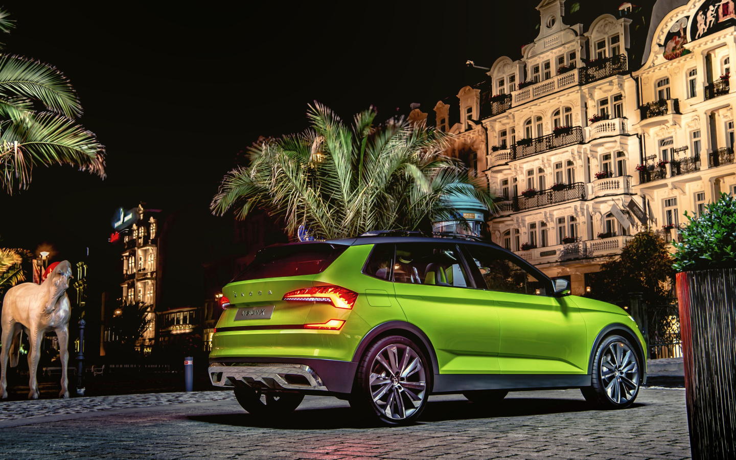 Внедорожник Skoda Vision X 2019 года у здания