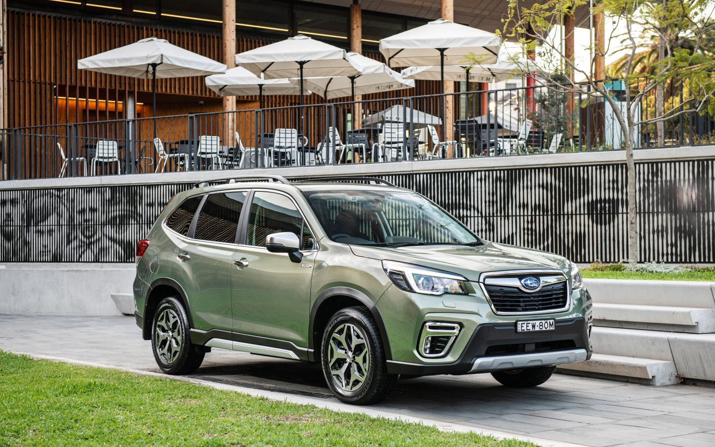 Кроссовер Subaru Forester, 2020 года стоит у кафе