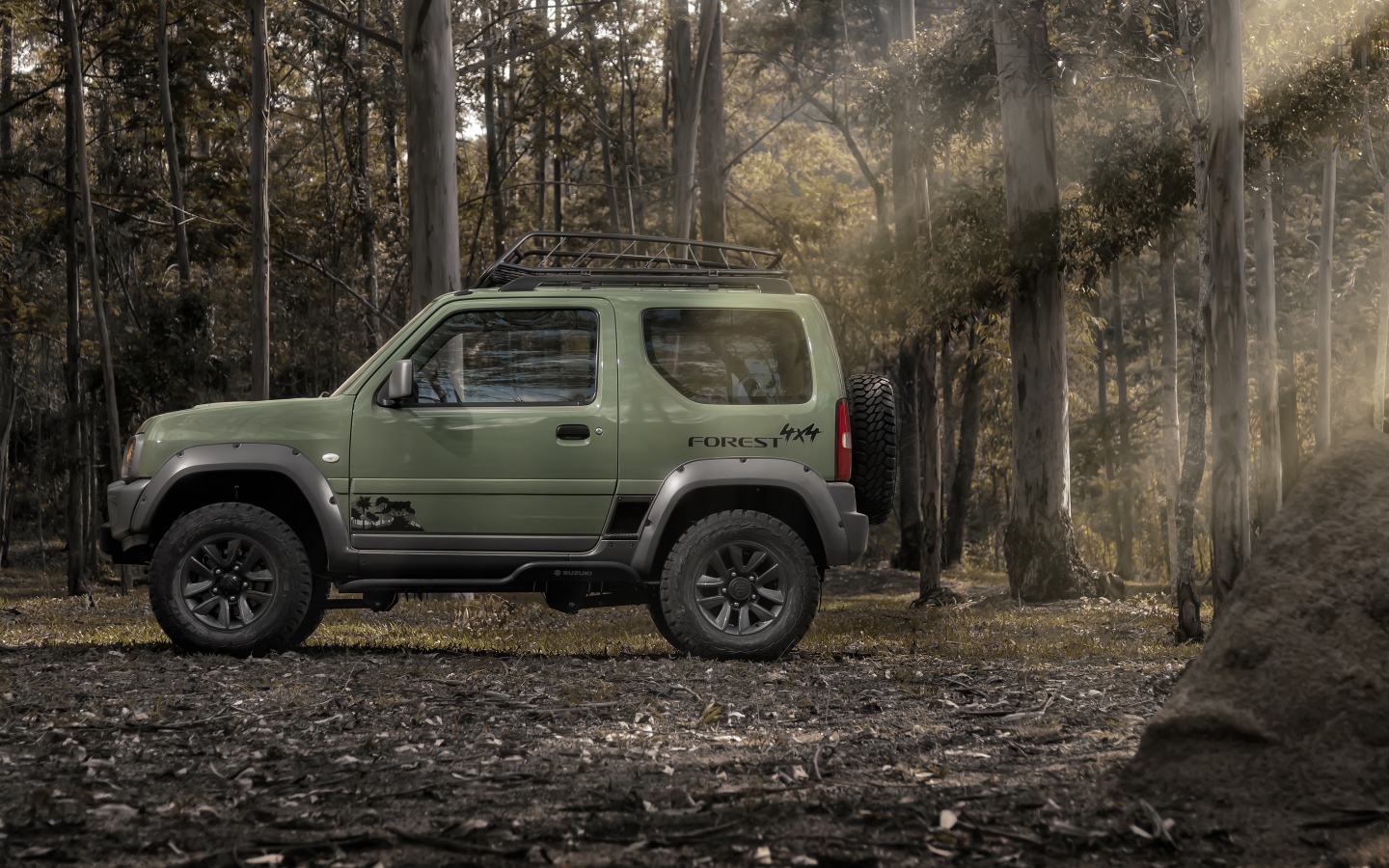 Внедорожник Suzuki Jimny Forest 2020 года в лесу 