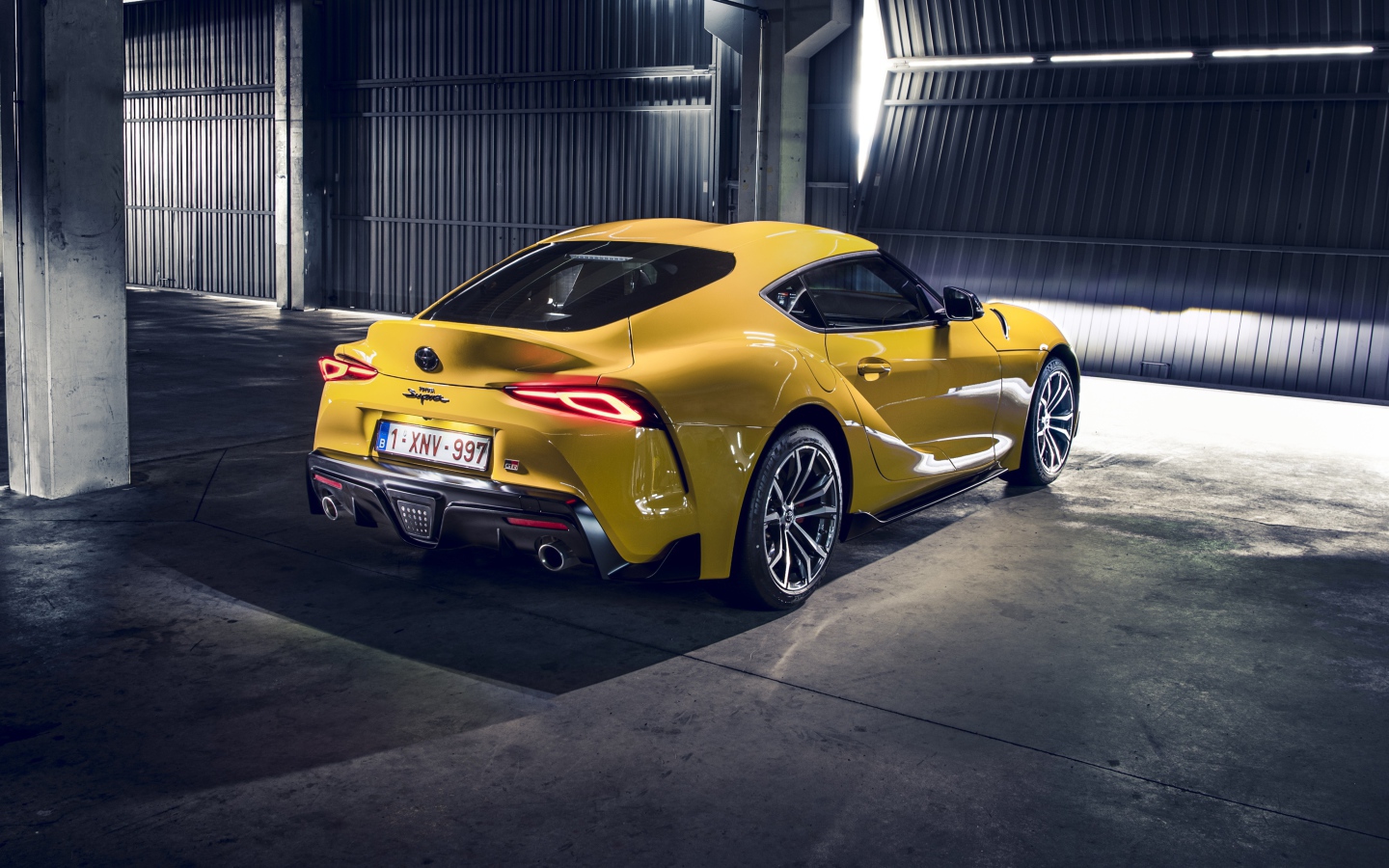 Желтый автомобиль Toyota GR Supra 2 2020 года в гараже 