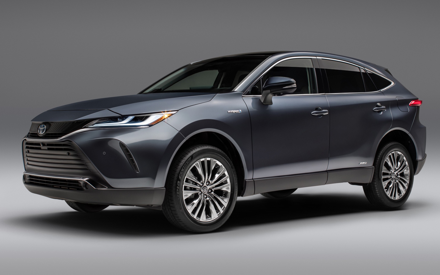 Внедорожник  Toyota Venza Hybrid Limited, 2021 года на сером фоне