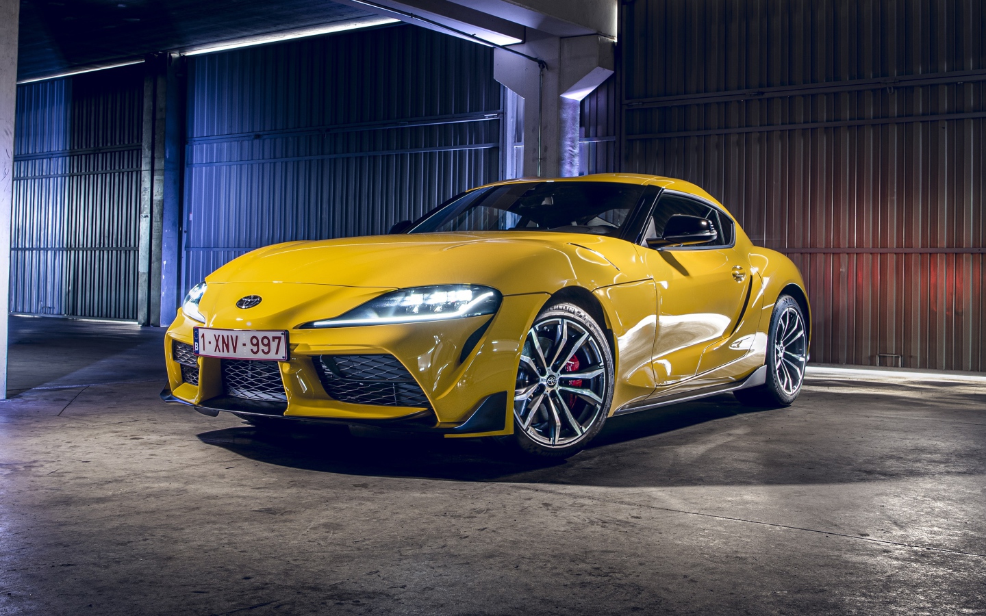 Желтый автомобиль Toyota GR Supra 2, 2020 года 