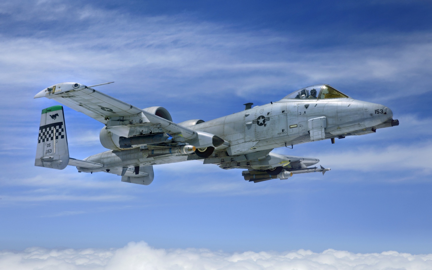 Штурмовик американской авиации A-10 Thunderbolt II AGM-65 Maverick, AIM-9 Sidewinder