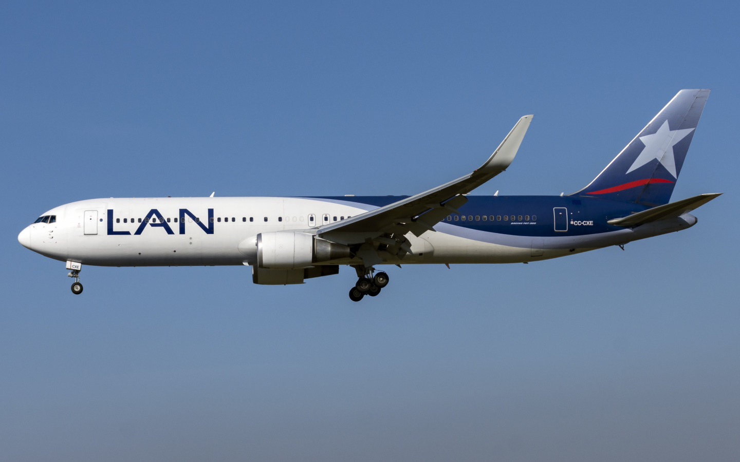 Пассажирский Boeing 767-300W авиакомпании  LATAM в небе
