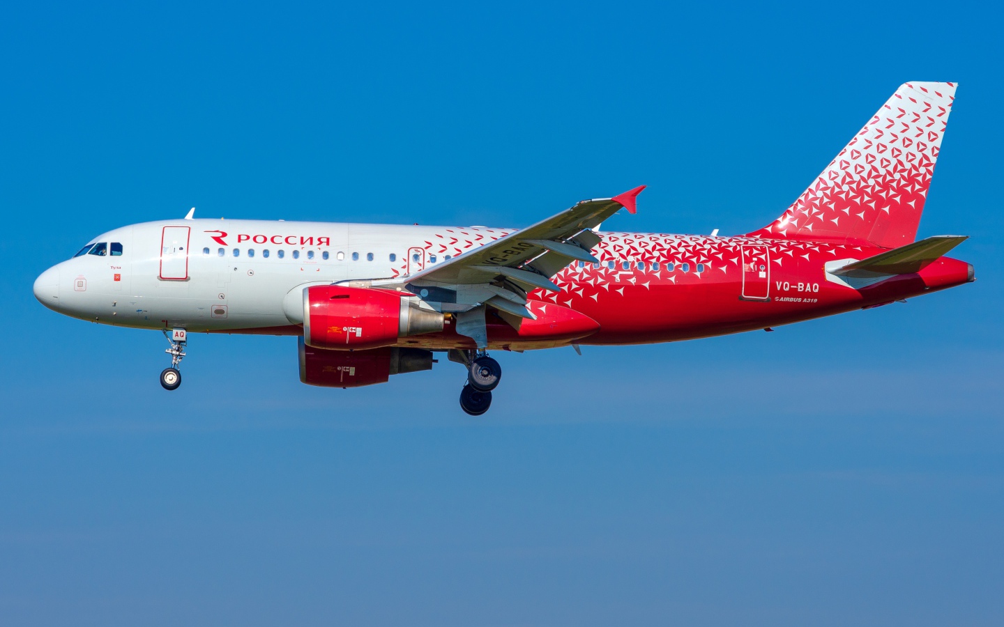 Большой пассажирский самолет в голубом небе 