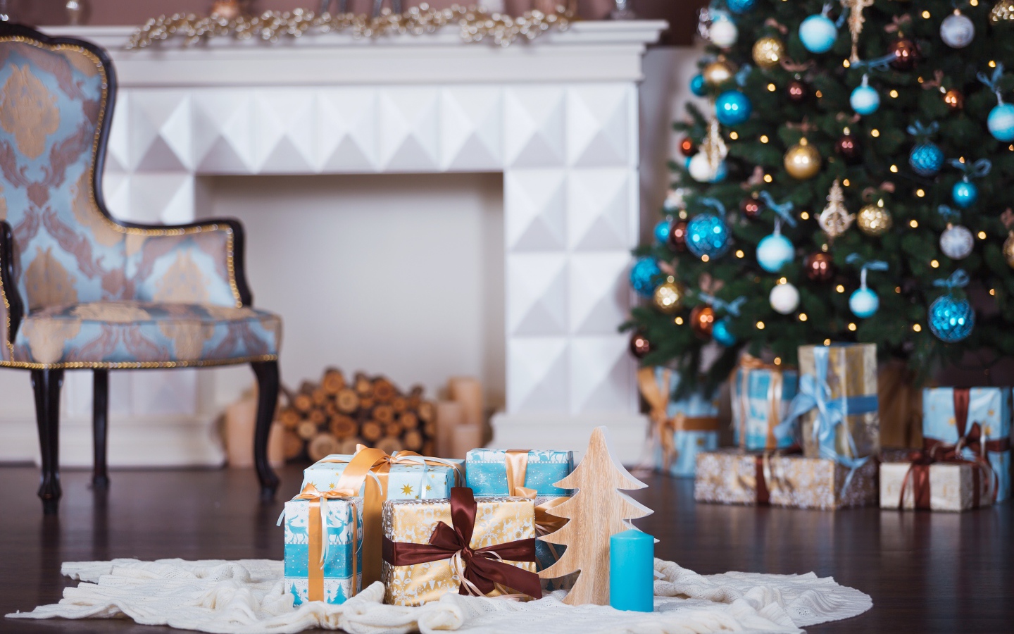 Рождественская ель с подарками у камина 