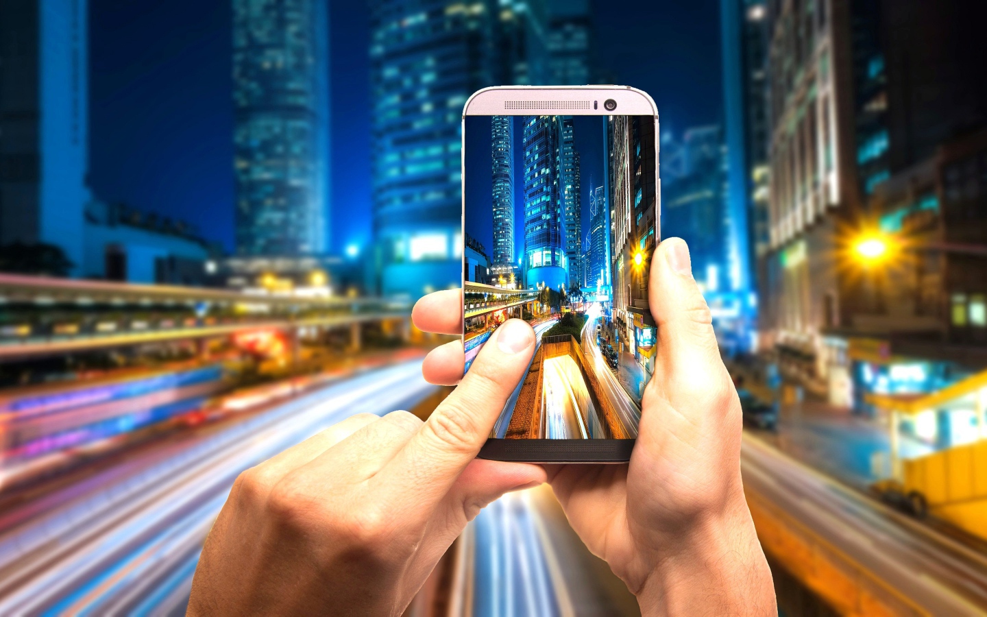 Мужчина делает фото ночного города на смартфон 