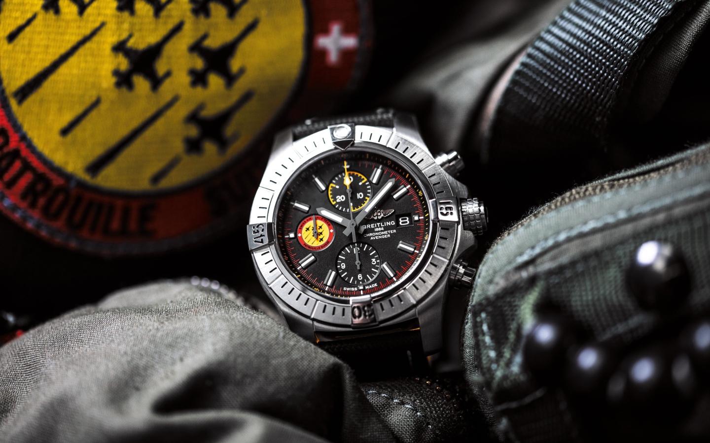 Наручные Breitling лежат на вещах 