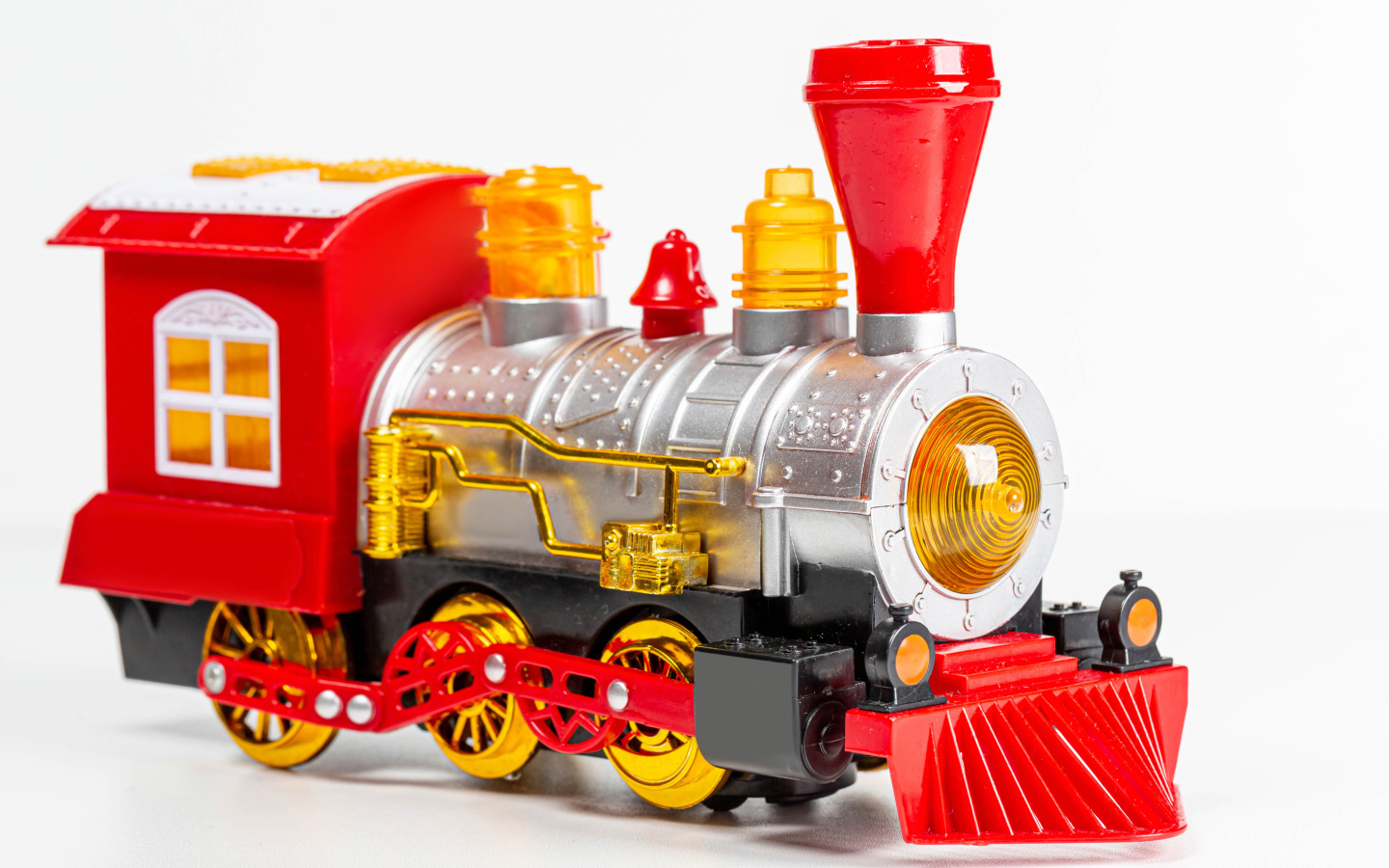 Детский игрушечный паровоз на белом фоне