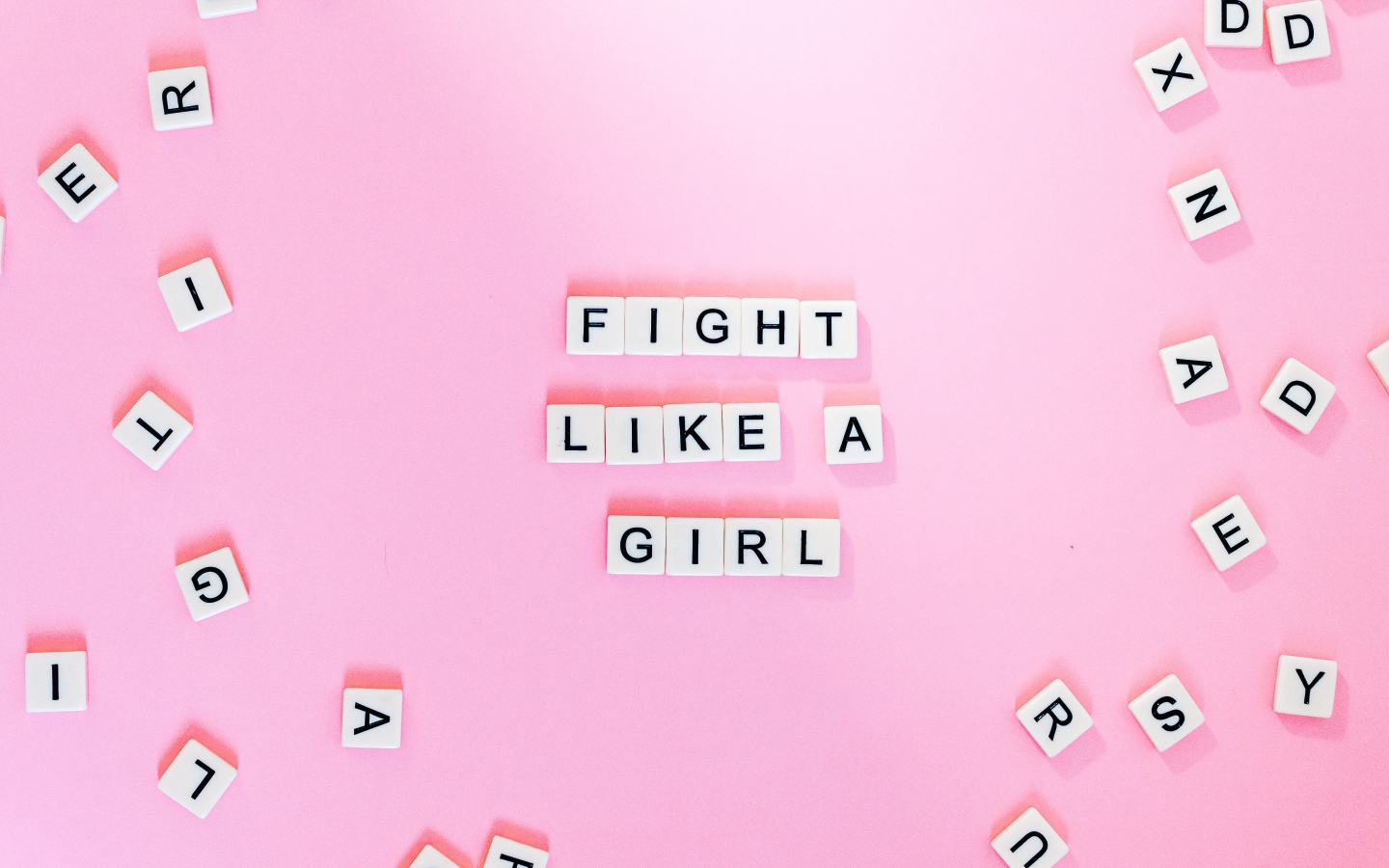 Кубики с надписью Fight like a Girl на розовом фоне