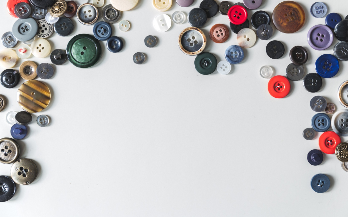 Разные пуговицы на сером фоне