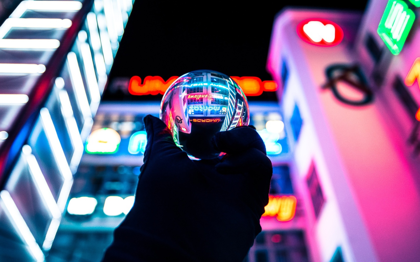 Стеклянный шар в руке на фоне казино 