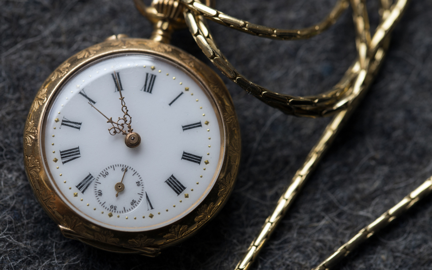 Карманные часы на цепочке в золотой оправе