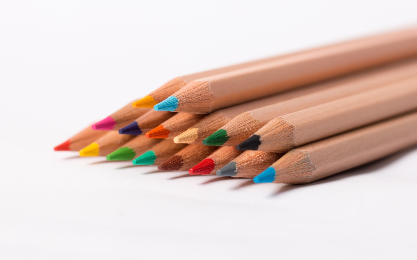 Разноцветные карандаши на белом фоне