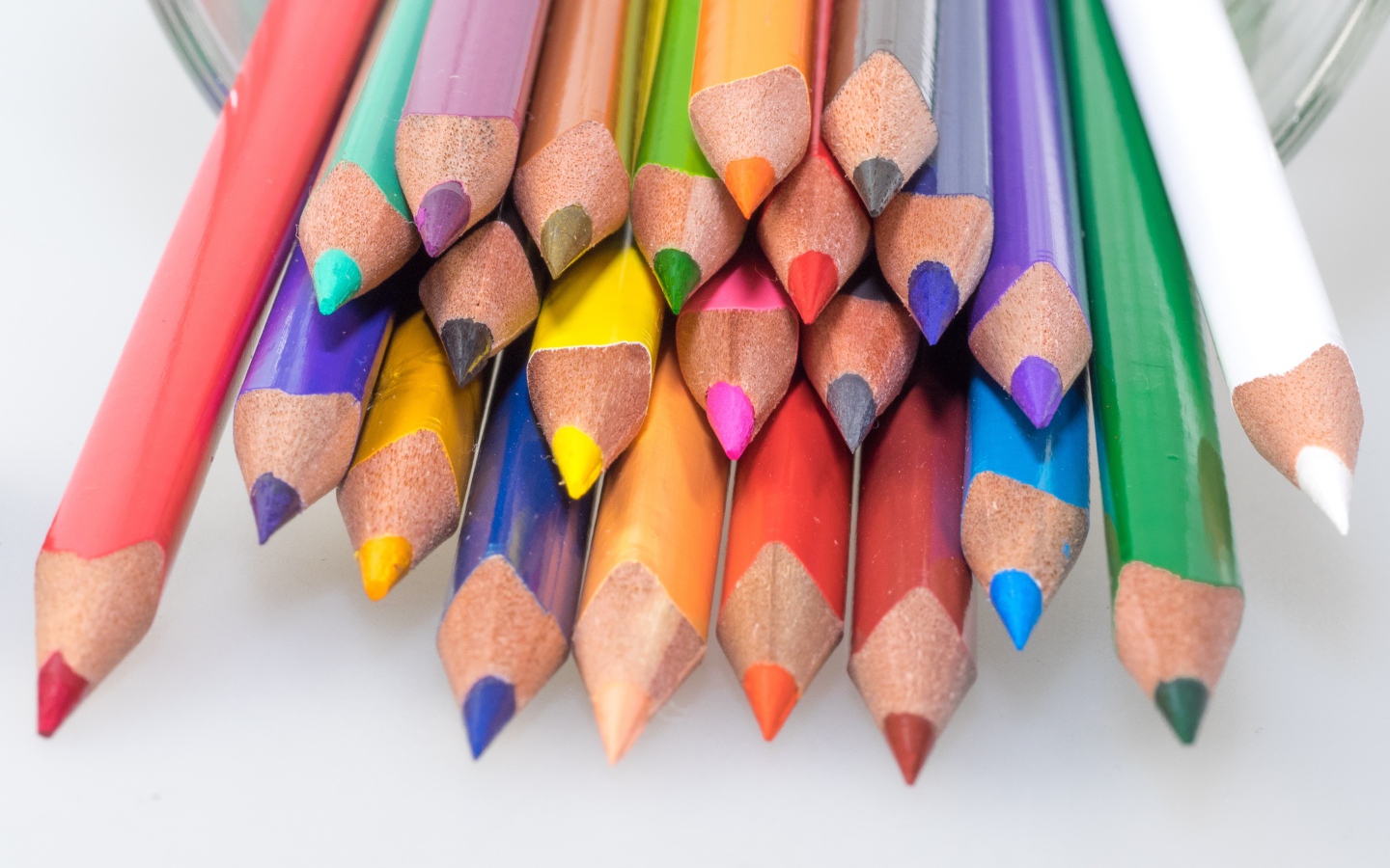 Разноцветные карандаши на белом фоне крупным планом