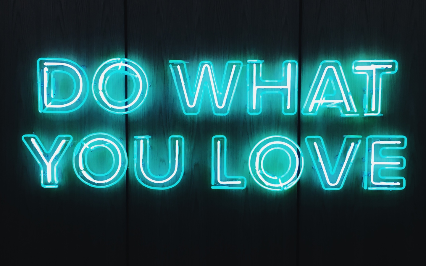 Неоновая надпись Do What You Love на деревянном фоне