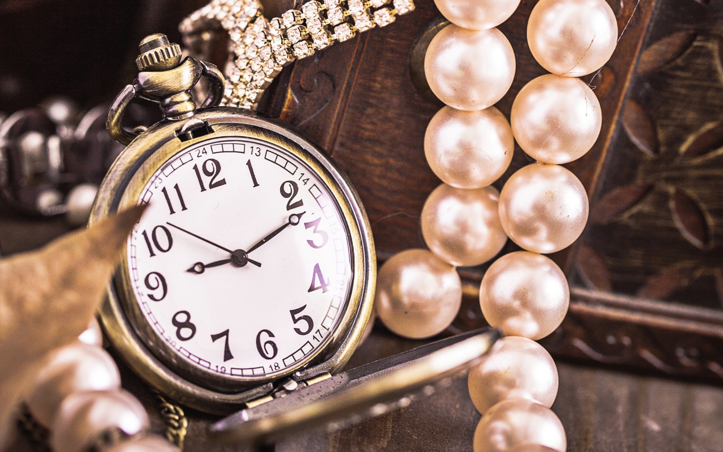 Карманные часы на цепочке с жемчужными бусами